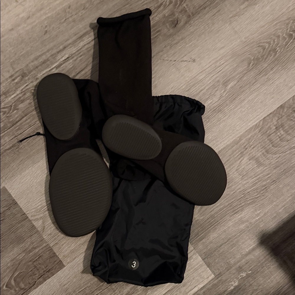 Yeezy Pods Size 3